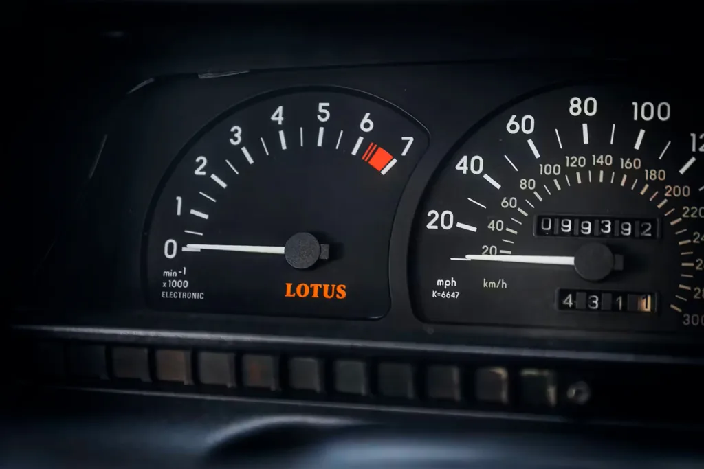 1990 Lotus Carlton dashboard